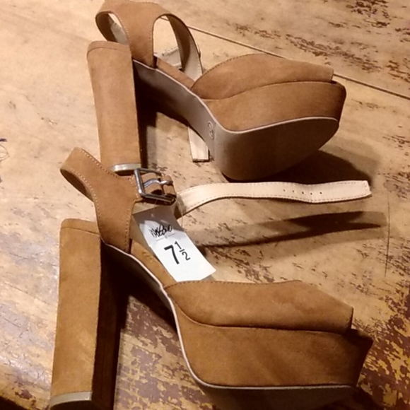 Mossimo Supply Co. Shoes - 🔴 Mossimo healed sandals
